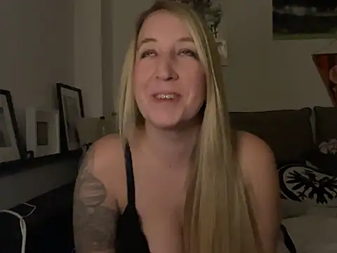 Snapshot of Ninimaus chatting on March 2, 8:26 pm Ninimaus online show from March 2, 8:26 pm