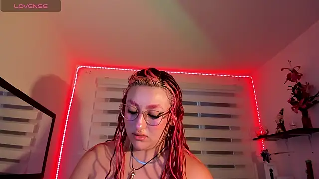 Snapshot of Emily_Jonesh chatting on April 28, 12:21 pm Emily Jonesh online show from April 28, 12:21 pm