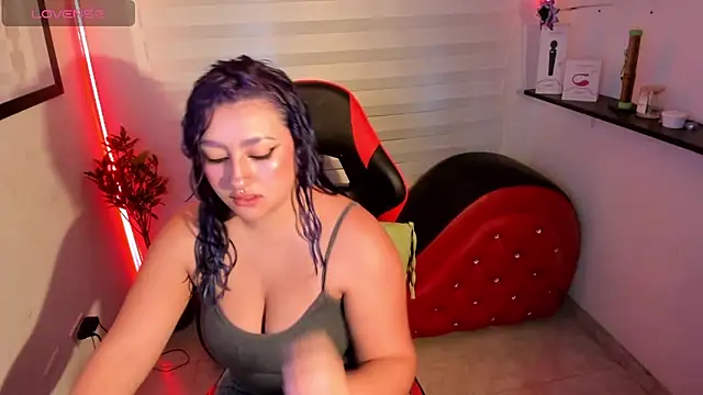 Snapshot of Emily_Jonesh chatting on May 8, 12:32 pm Emily Jonesh online show from May 8, 12:32 pm