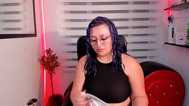 Snapshot of Emily_Jonesh chatting on June 1, 1:02 pm Emily Jonesh online show from June 1, 1:02 pm