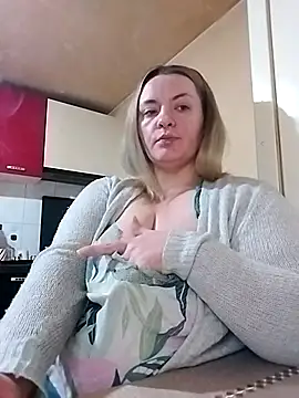 Snapshot of HotStepmommy4 chatting on February 12, 10:05 pm HotStepmommy4 online show from February 12, 10:05 pm