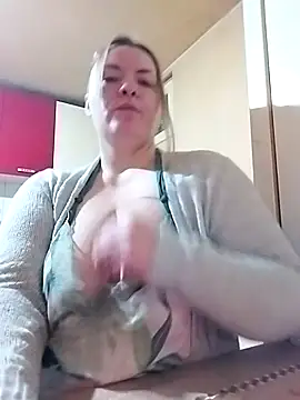 Snapshot of HotStepmommy4 chatting on February 13, 5:09 pm HotStepmommy4 online show from February 13, 5:09 pm