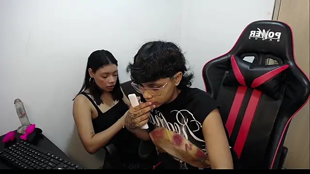 Snapshot of CherryGirlsXX chatting on March 1, 1:29 am CherryGirlsXX online show from March 1, 1:29 am