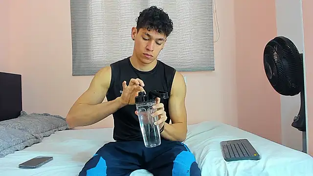 Snapshot of Muscle__Myke chatting on February 24, 12:36 pm Muscle Myke online show from February 24, 12:36 pm