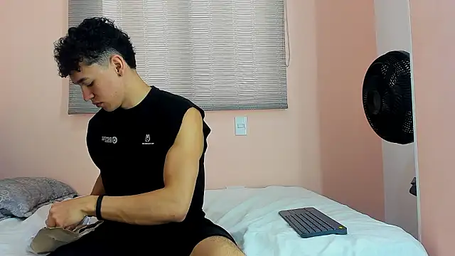 Snapshot of Muscle__Myke chatting on March 3, 12:22 pm Muscle Myke online show from March 3, 12:22 pm