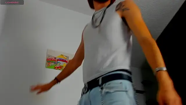 Snapshot of LovexJuxn8 chatting on February 11, 4:01 pm LovexJuxn8 online show from February 11, 4:01 pm