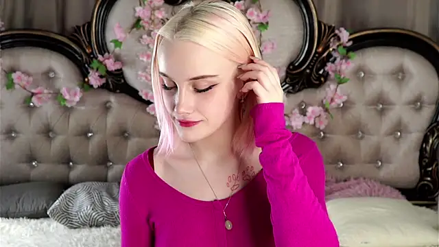 KirstinMcgeady online show from April 4, 11:08 am