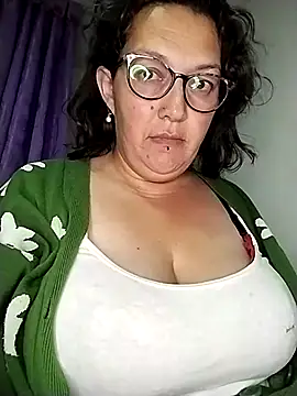 Snapshot of _Saraqueen chatting on February 21, 3:40 am Saraqueen online show from February 21, 3:40 am