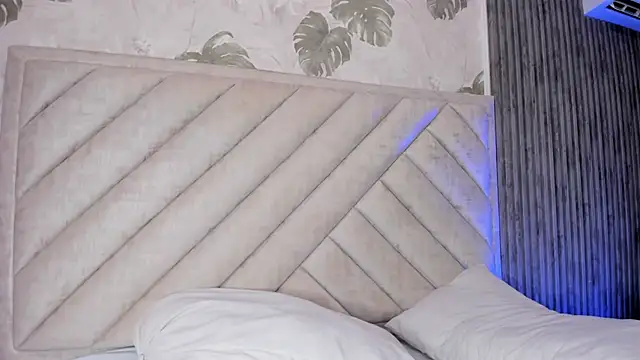 SarahRizof online show from March 7, 5:37 am