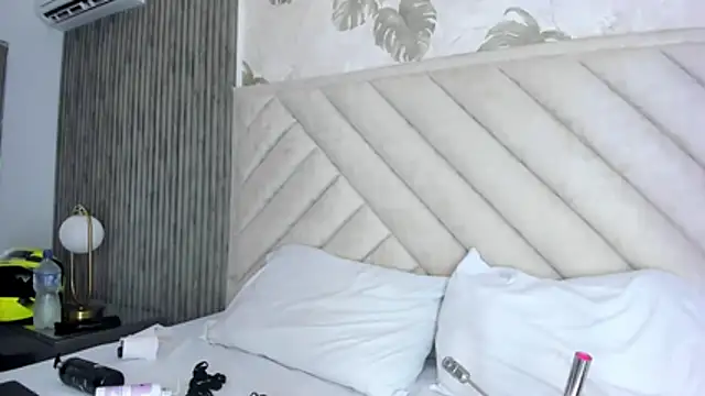 SarahRizof online show from March 28, 5:07 am