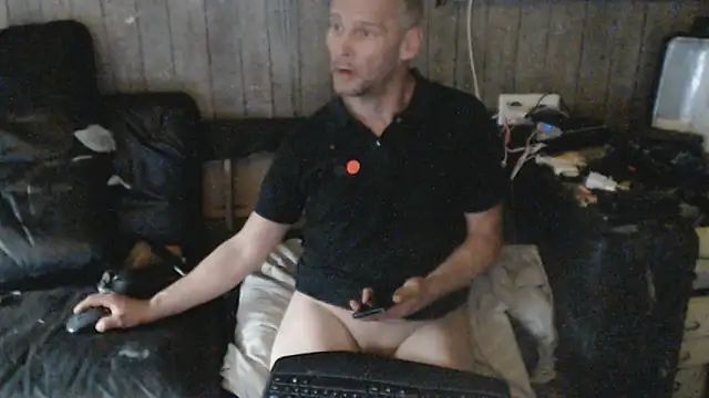 Snapshot of BISLETJE1980 chatting on February 12, 12:11 pm BISLETJE1980 online show from February 12, 12:11 pm