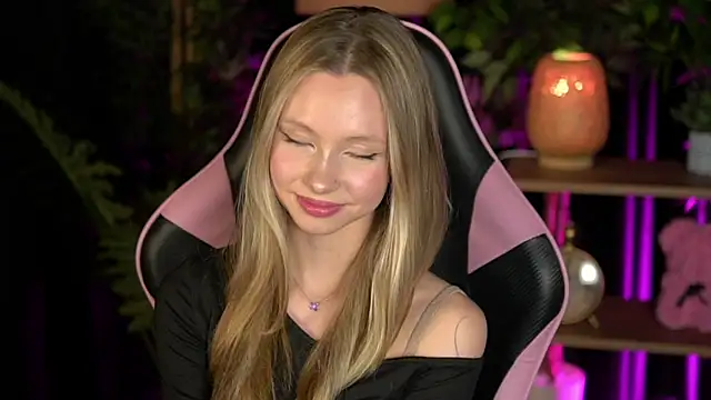 Snapshot of SweetDaisy_me chatting on February 14, 9:39 am SweetDaisy me online show from February 14, 9:39 am