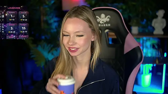 Snapshot of SweetDaisy_me chatting on February 22, 8:24 am SweetDaisy me online show from February 22, 8:24 am