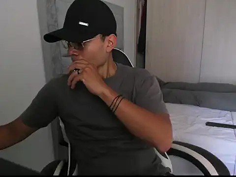 Snapshot of FredericSloan chatting on March 2, 8:04 pm FredericSloan online show from March 2, 8:04 pm