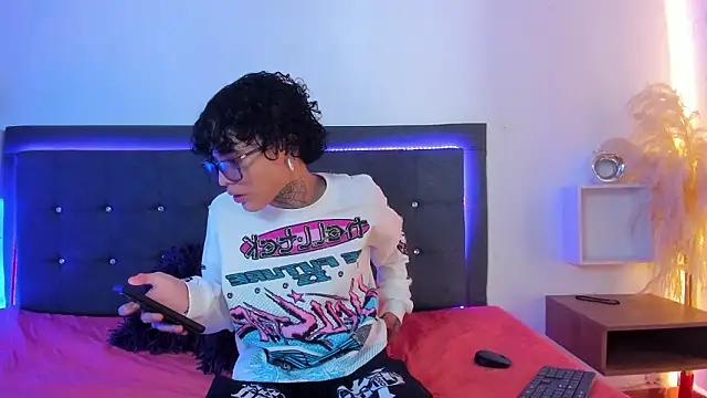 Ale cuzz online show from February 25, 3:32 pm