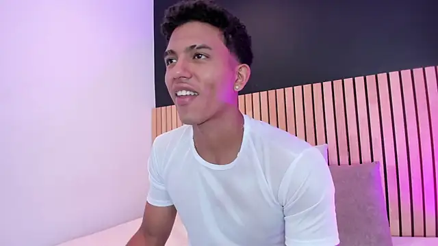 Snapshot of jhoystrong_ chatting on February 25, 12:42 am jhoystrong online show from February 25, 12:42 am