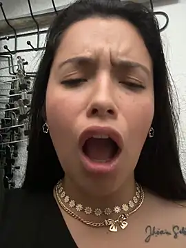 Miss Bella Flame online show from April 18, 7:07 pm