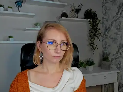 CinderellaMoon online show from February 19, 6:20 am