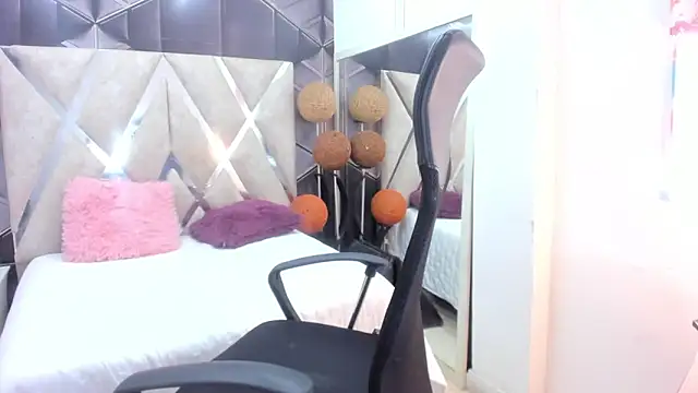 Snapshot of Agatta_Adams chatting on May 4, 5:09 pm Agatta Adams online show from May 4, 5:09 pm