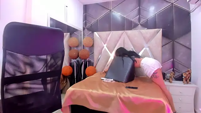 Snapshot of Agatta_Adams chatting on May 27, 6:05 pm Agatta Adams online show from May 27, 6:05 pm