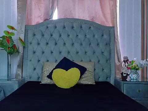 Snapshot of DaisysWalker chatting on February 26, 7:57 pm DaisysWalker online show from February 26, 7:57 pm