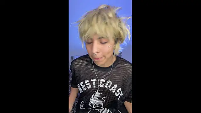 Snapshot of prince_oliverr chatting on March 17, 1:43 am prince oliverr online show from March 17, 1:43 am