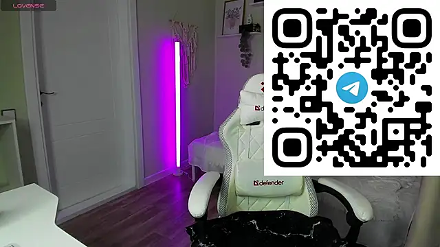 Snapshot of Laura_CollinsS chatting on June 1, 12:56 am Laura CollinsS online show from June 1, 12:56 am