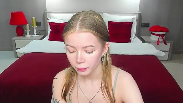 Snapshot of Violetta__Dreams chatting on May 21, 6:15 pm Violetta Dreams online show from May 21, 6:15 pm