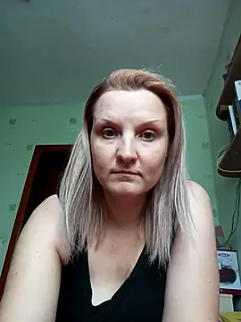 Snapshot of SusanGold9211 chatting on March 21, 9:58 am SusanGold9211 online show from March 21, 9:58 am