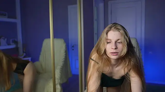 Snapshot of AlisMil chatting on February 28, 9:54 am AlisMil online show from February 28, 9:54 am