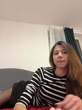 Snapshot of KiraVixenSweet chatting on February 14, 12:51 am KiraVixenSweet online show from February 14, 12:51 am