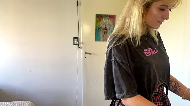 Sophiasnarl online show from March 15, 8:15 pm