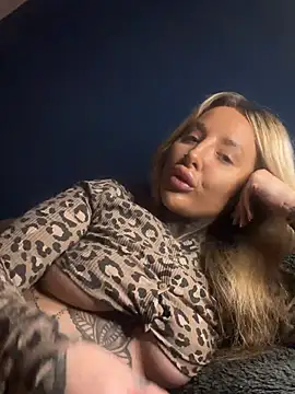 Snapshot of Summerwestt chatting on March 1, 8:33 pm Summerwestt online show from March 1, 8:33 pm