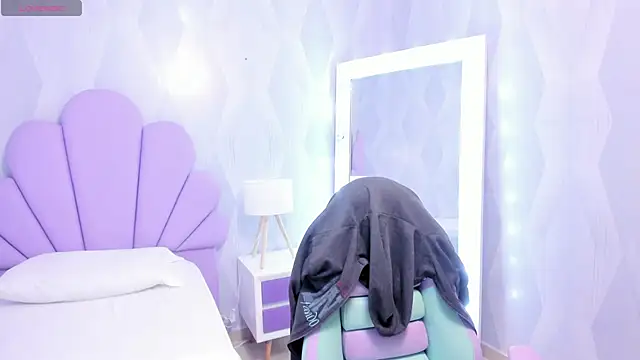 Snapshot of babysophie18_ chatting on February 23, 10:12 am babysophie18 online show from February 23, 10:12 am