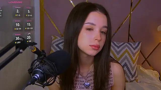 Snapshot of LanaLedger chatting on February 17, 11:07 am LanaLedger online show from February 17, 11:07 am