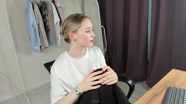 Snapshot of TraceeRebollar chatting on February 15, 12:47 pm TraceeRebollar online show from February 15, 12:47 pm