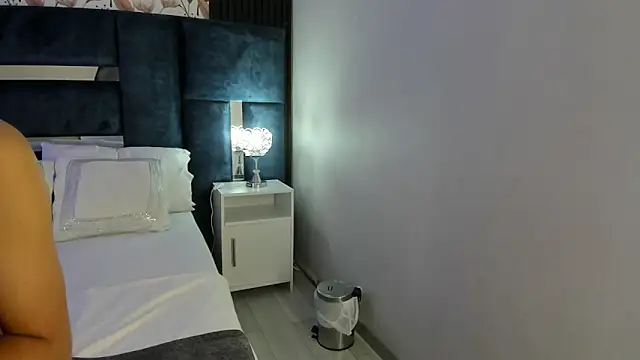 PerlaRogerss  online show from April 6, 11:33 am