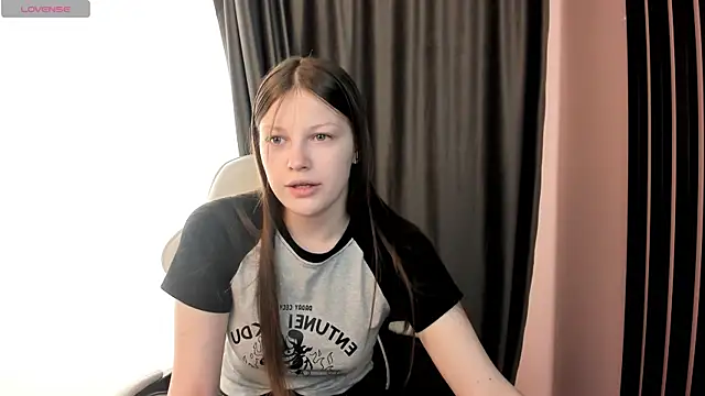 Snapshot of LauraBev chatting on May 11, 5:24 am LauraBev online show from May 11, 5:24 am