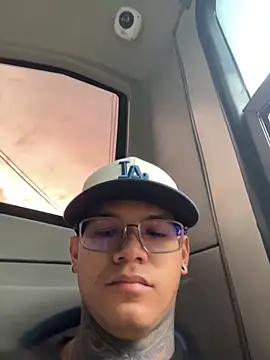 Snapshot of Maxtor_ chatting on February 19, 10:39 pm Maxtor online show from February 19, 10:39 pm