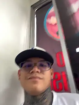 Snapshot of Maxtor_ chatting on February 24, 7:23 pm Maxtor online show from February 24, 7:23 pm