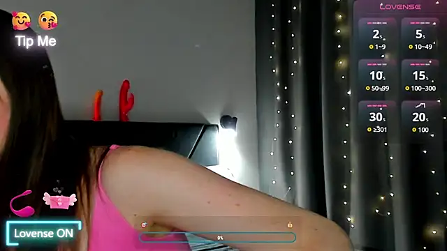 Snapshot of megann_fox2 chatting on July 6, 3:47 pm megann fox2 online show from July 6, 3:47 pm