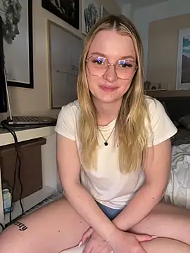 melanieTesss online show from April 7, 11:10 am