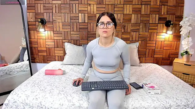 aleessiia online show from April 1, 2:03 pm