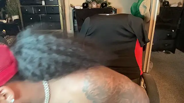 Snapshot of nikolovetm chatting on February 17, 4:09 am nikolovetm online show from February 17, 4:09 am