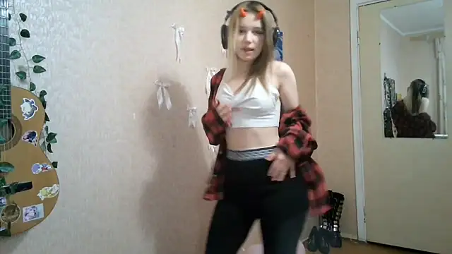 Snapshot of MilaTyan chatting on April 18, 7:58 pm MilaTyan online show from April 18, 7:58 pm