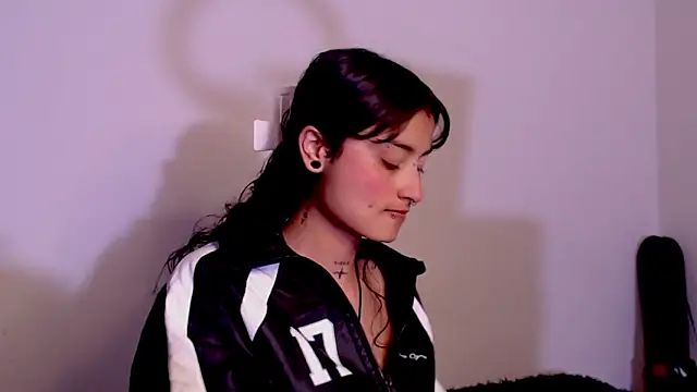 Snapshot of Lili__Clan chatting on February 24, 8:51 pm Lili Clan online show from February 24, 8:51 pm