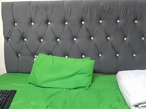 Snapshot of HornyLilHoney chatting on February 24, 4:49 pm HornyLilHoney online show from February 24, 4:49 pm