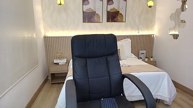 BellaMillers online show from March 24, 6:46 pm