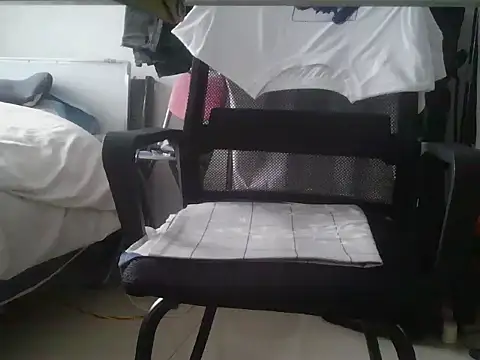 Snapshot of cxyz_222 chatting on May 13, 10:23 am cxyz 222 online show from May 13, 10:23 am
