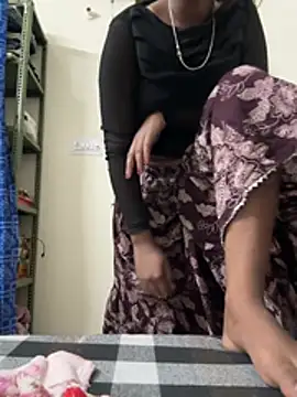 Snapshot of meenu_cuties chatting on May 20, 3:51 pm meenu cuties online show from May 20, 3:51 pm